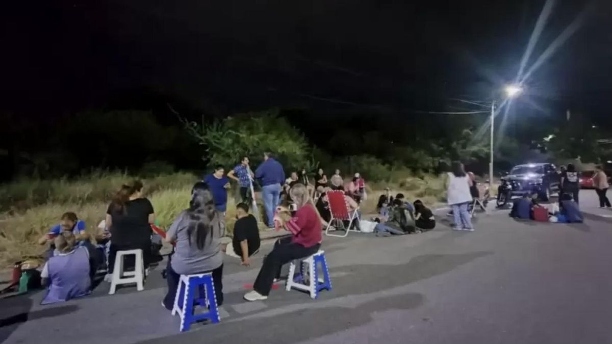Fuerte movilización y acampe de docentes contra un gobernador peronista ...