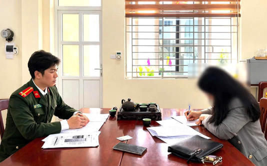 Báo điện tử Tiền Phong Chị Đ.T.L. (SN 1991, trú tại xã Tiên Lữ, tỉnh Phú Thọ) tại cơ quan công an. Ảnh: CAT 1