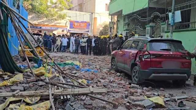 2 workers dead after scaffolding collapses in Hyderabad's Tolichowki
