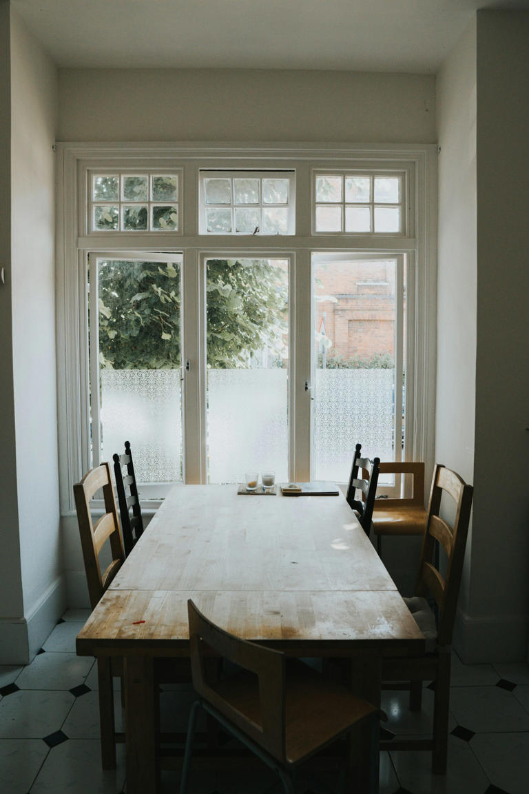 7 super user-friendly kitchen tables and (7 not practical at all)