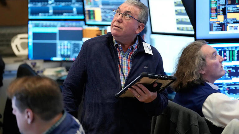US stock market declines amid rising oil prices linked to Iran conflict