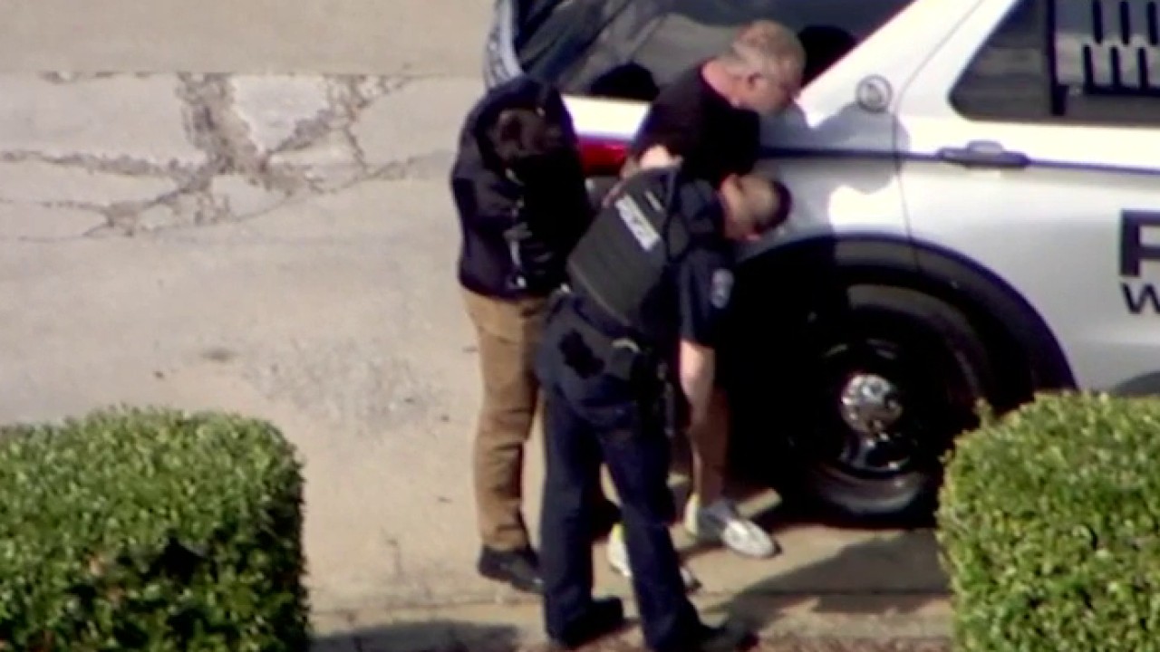 Man in custody after SWAT standoff in Woodstock