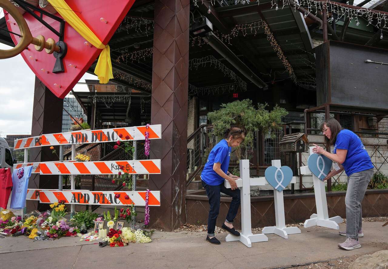 Memorial grows on Sixth Street as Austin mourns victims of mass shooting