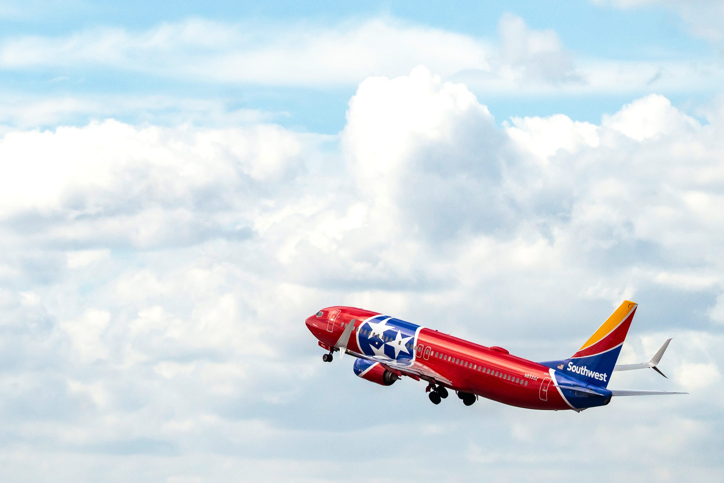 Southwest's Tennessee-themed plane makes 1st Knoxville airport flight