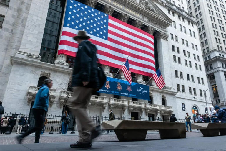 Dow tumbles over 400 points, crude oil prices soar after Iran says it ...