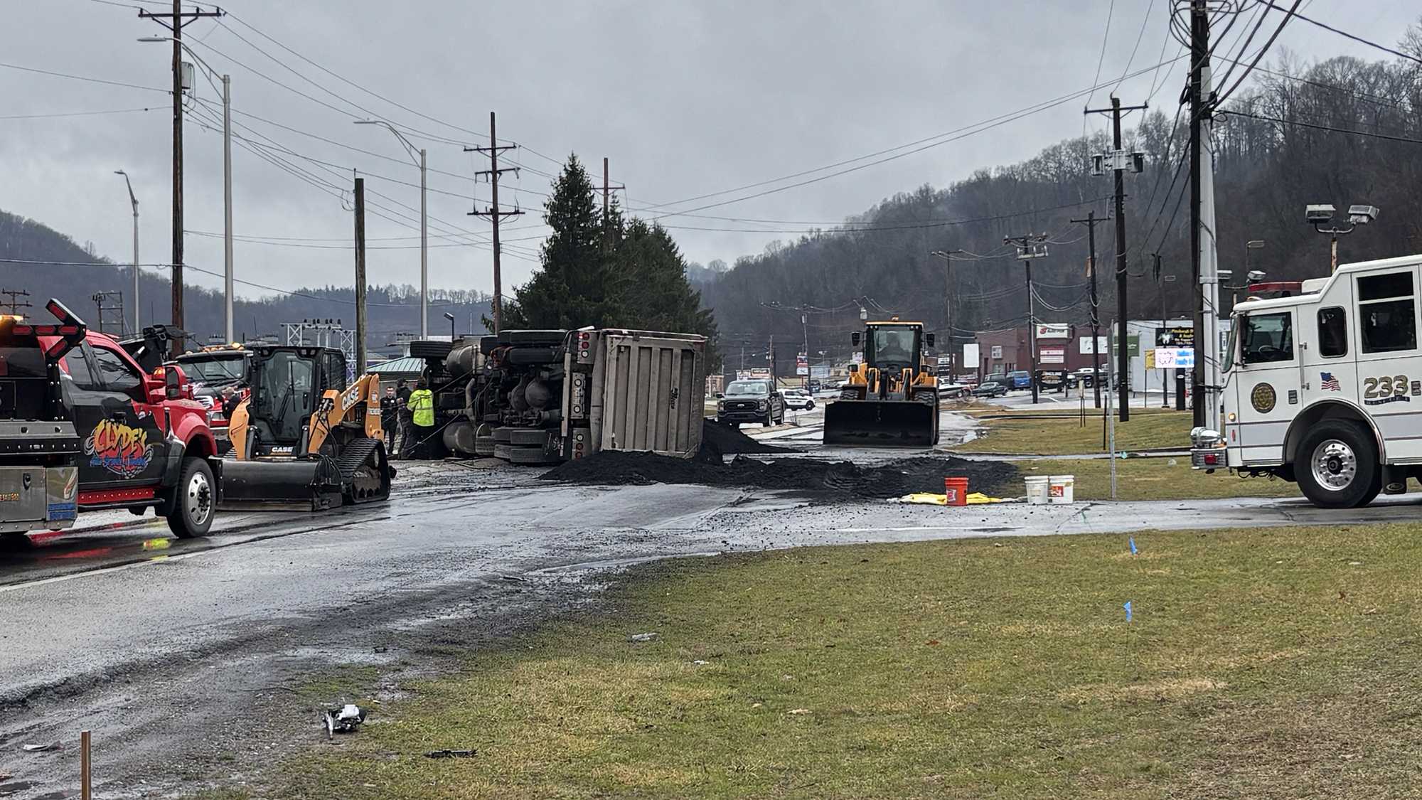 Rollover truck crash closes Route 286 in Plum