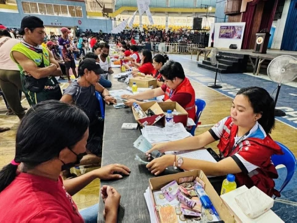 DSWD-NIR pays 60% of Typhoon Tino victims in Negros