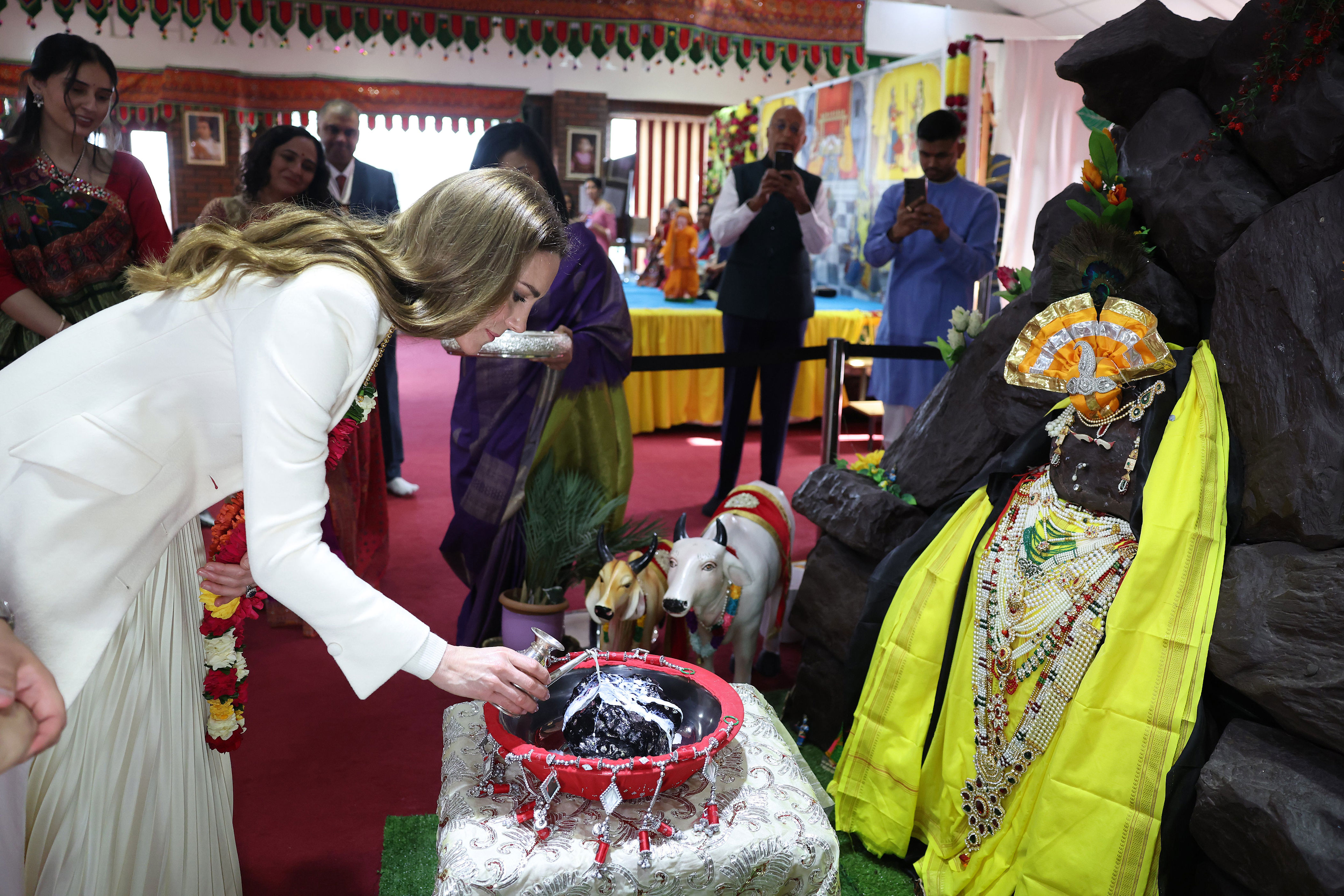Kate joins Hindu worshippers in dance during visit to temple