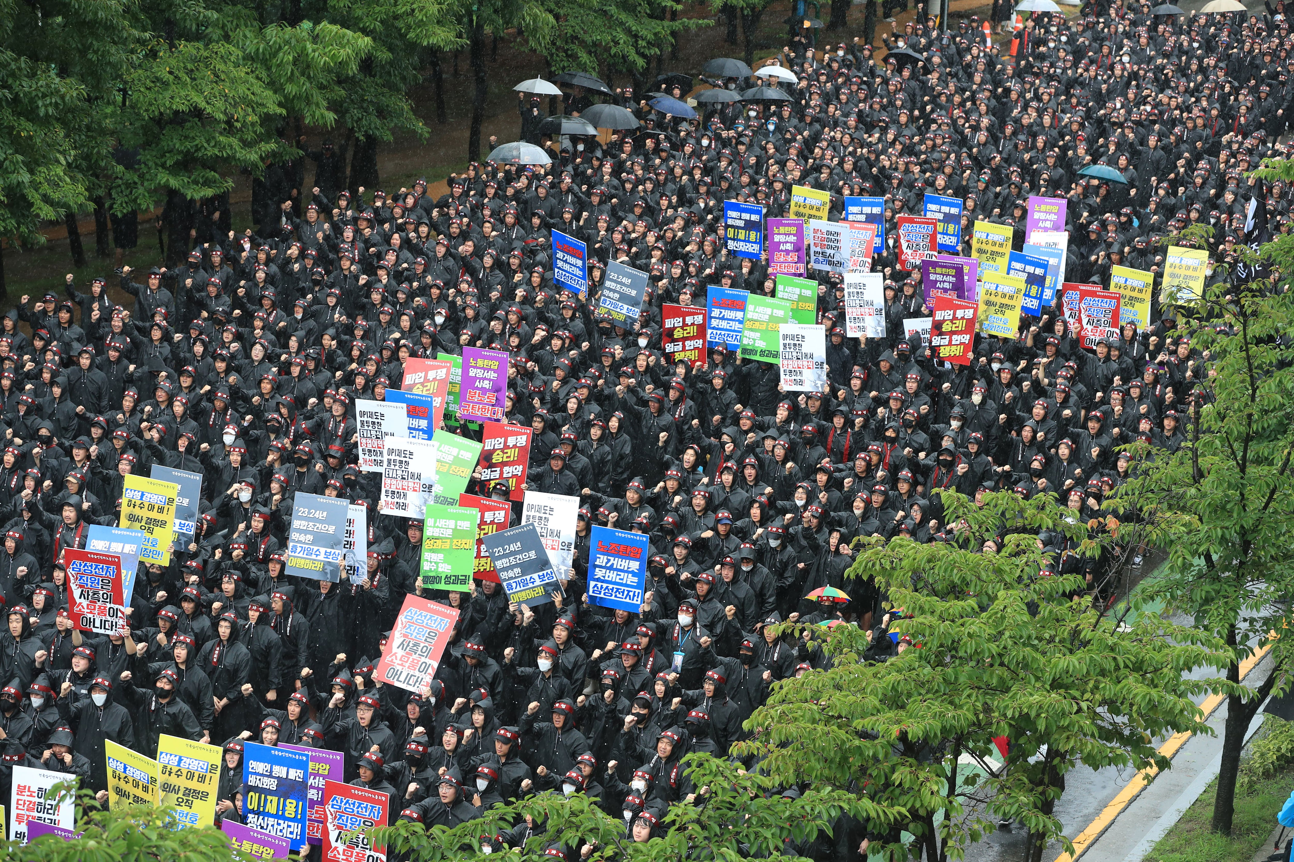 Samsung Electronics strike threat over bonus cap