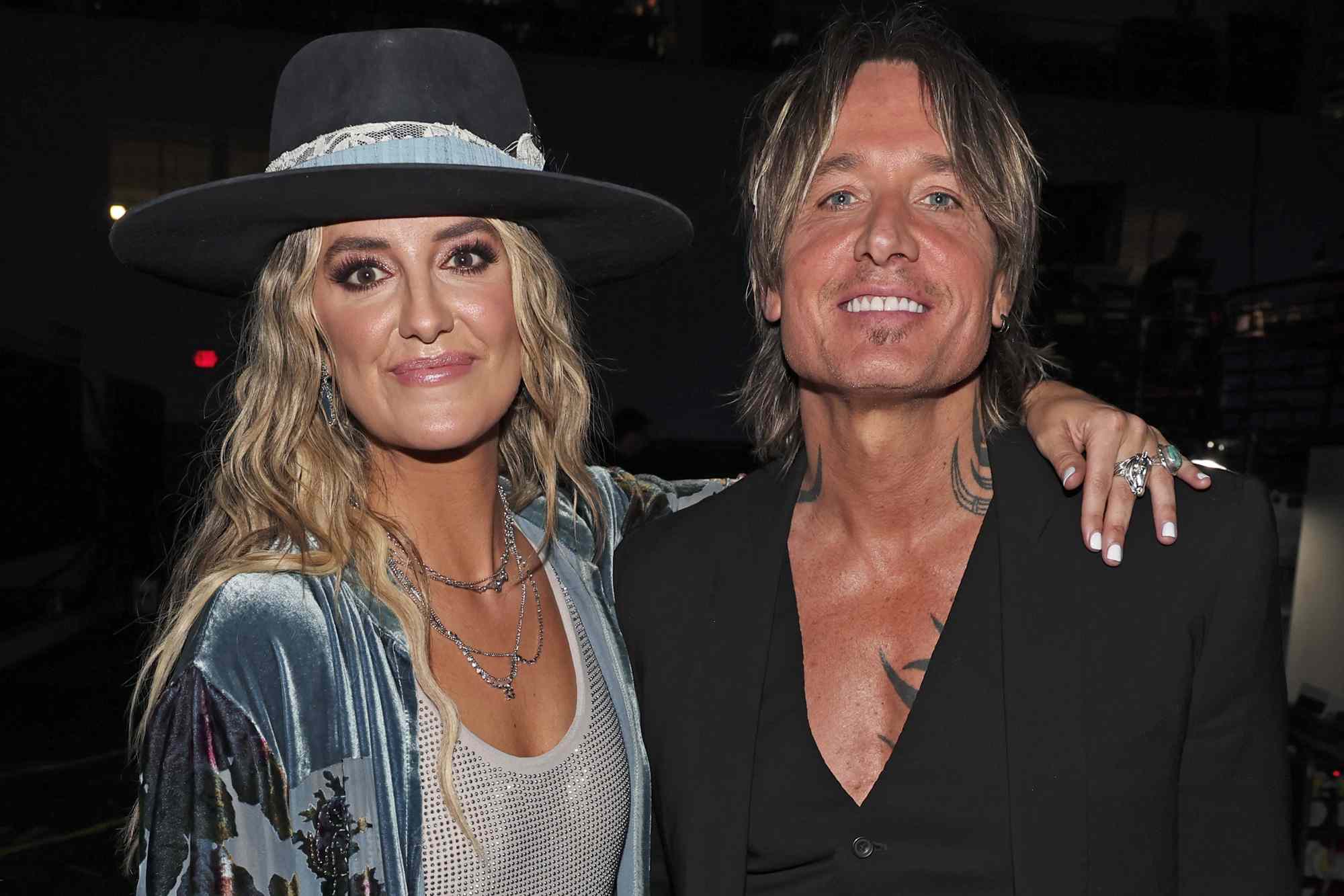 Lainey Wilson revela el consejo de Keith Urban después de que ella dijera que su agotadora agenda la dejaba «cansada»: «No se quejen en el yate».