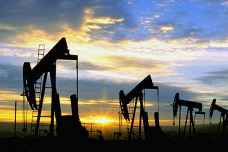 El precio del petróleo supera los 100 dólares por primera vez desde ...