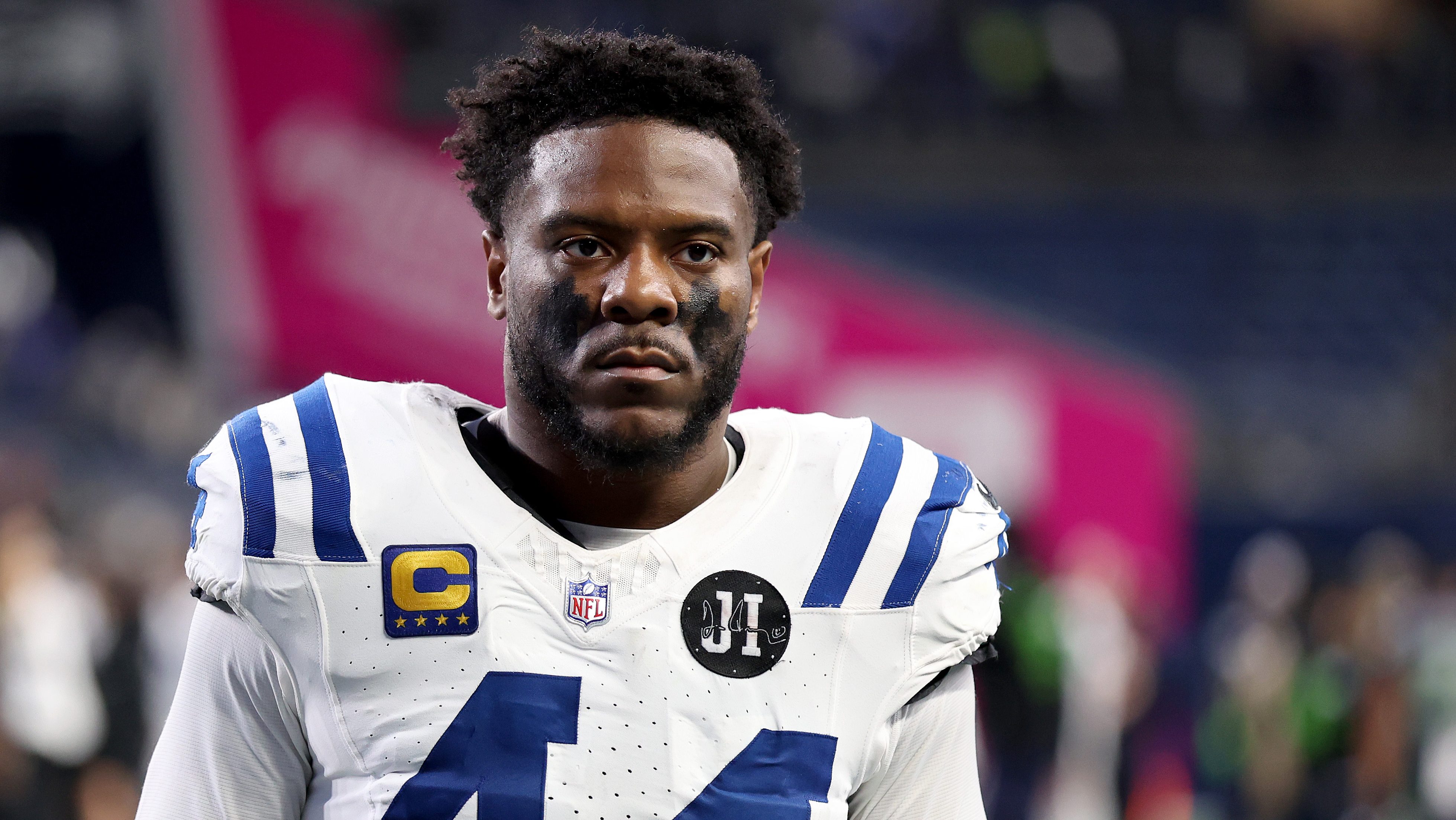 Colts in talks to trade All-Pro linebacker