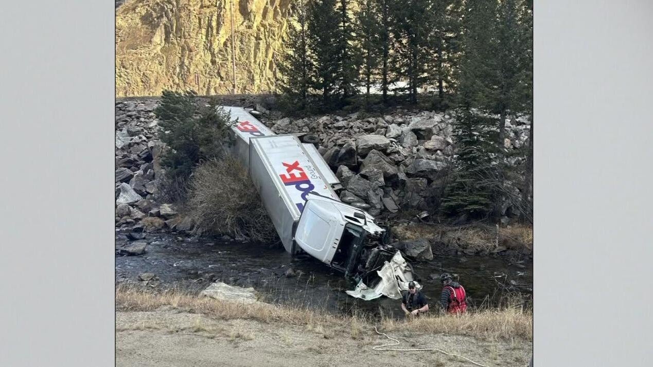FedEx semi truck goes off Interstate 70, driver and passenger injured<br><br>