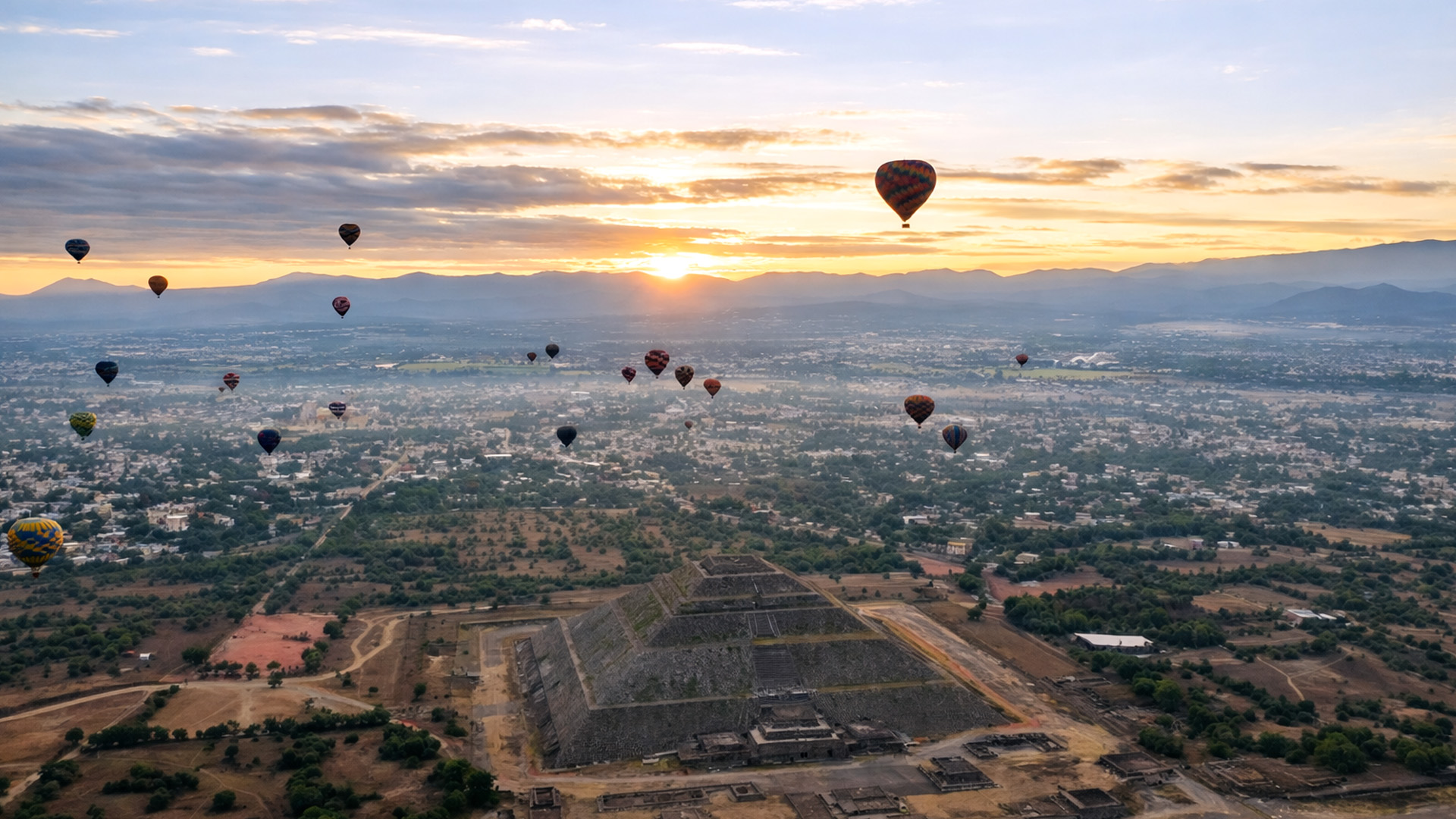 Sunrise over the Teotihuacán pyramids in Mexico