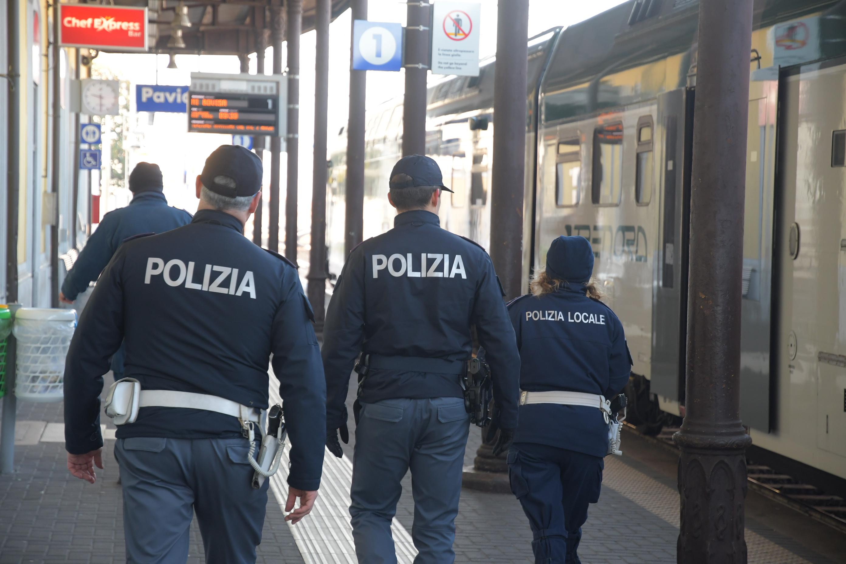 Donna travolta e uccisa da un treno a Vigevano, l’ipotesi: stava ...