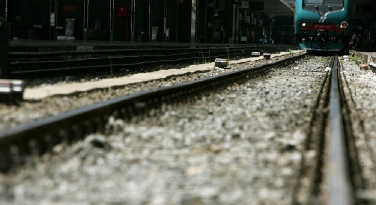 Donna travolta e uccisa da un treno, l'incidente al passaggio a livello