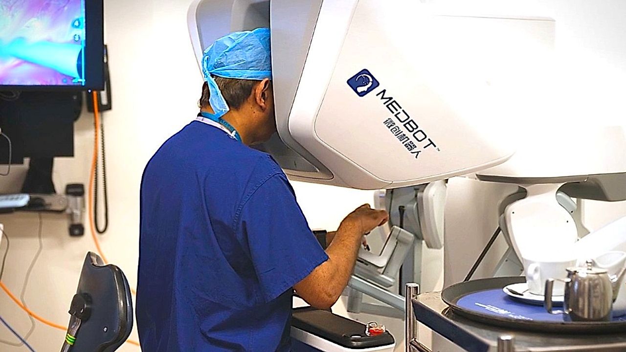 London doctor performs remote robotic surgery on patient 1,500 miles away