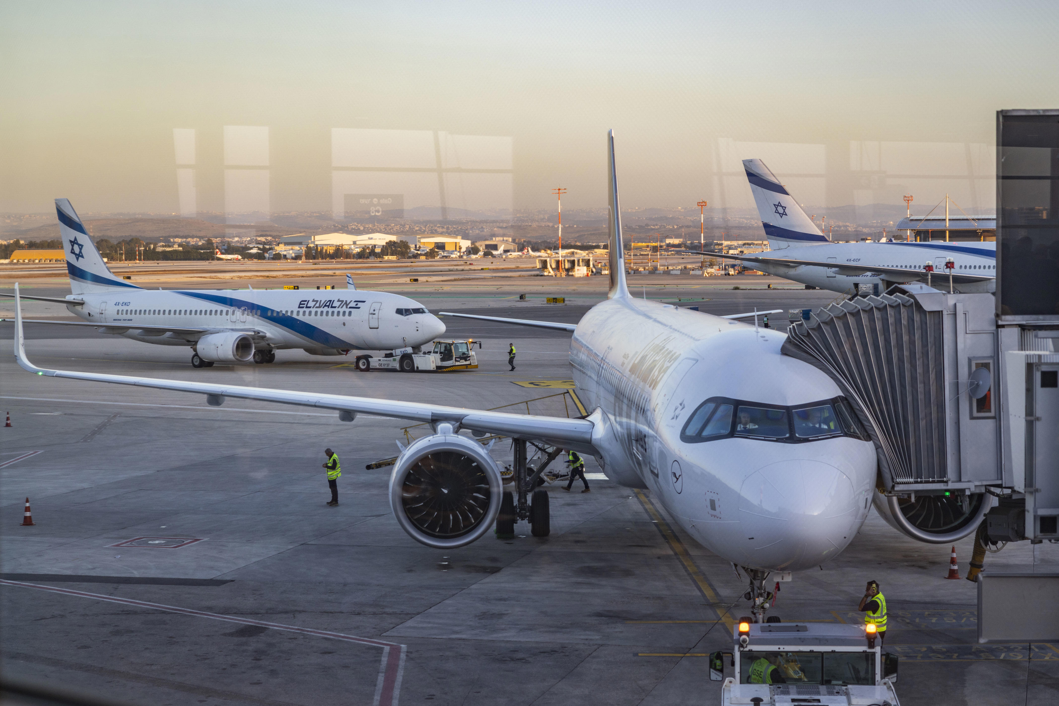 Herzog welcomes Israelis home from wartime rescue flights at Ben-Gurion ...