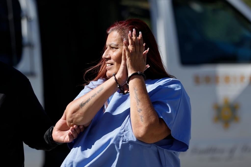 'Nữ hoàng' băng đảng California tươi cười khi bị bắt