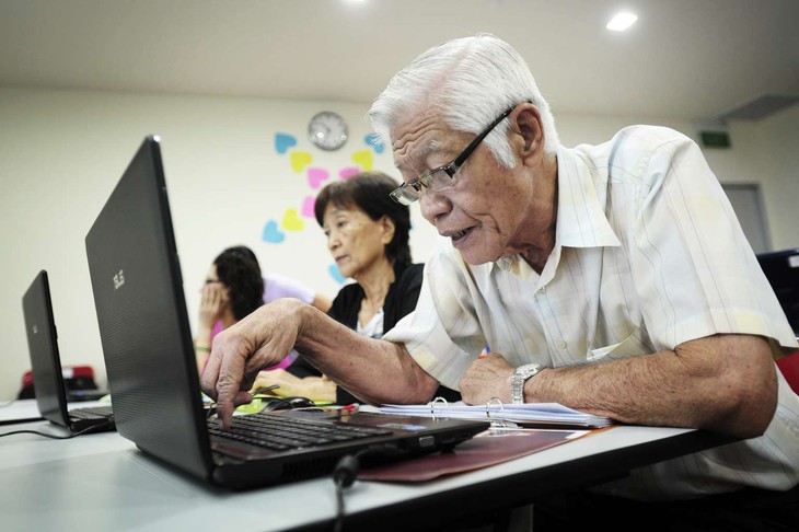 Singapore nới tuổi lao động ứng phó già hóa