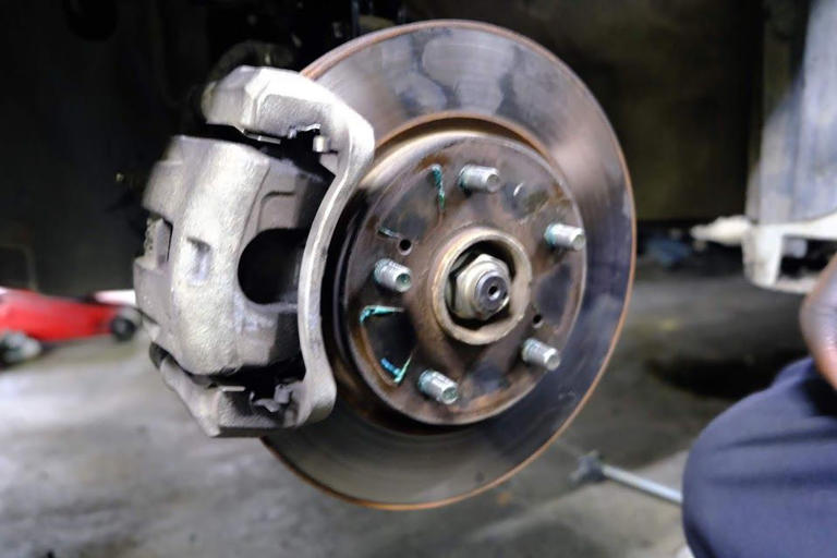 Sambil ngabuburit, begini cara deteksi bearing roda mobil bekas rusak
