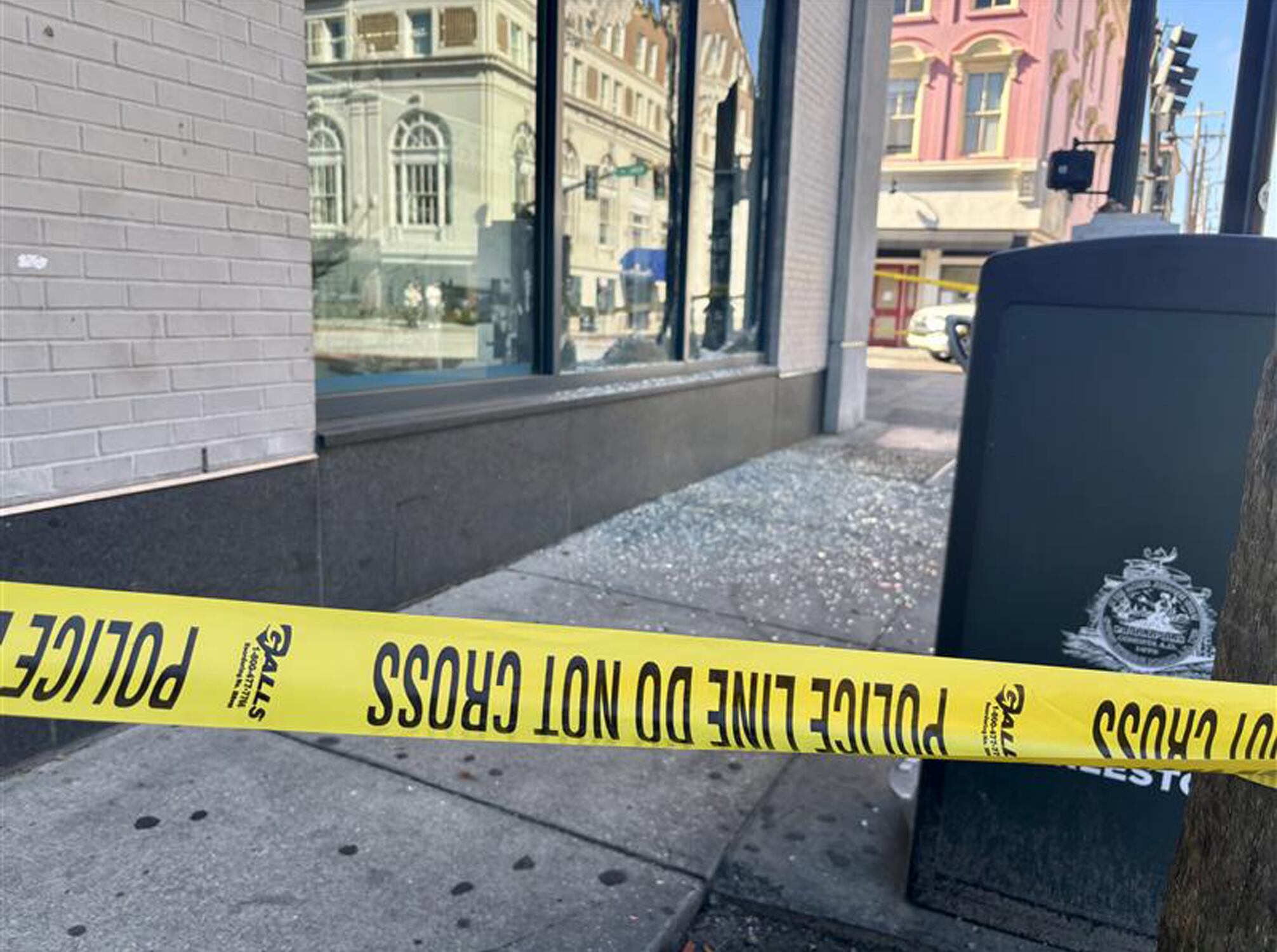 Man charged after breaking store windows in downtown Charleston, police say