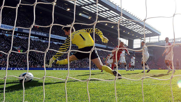 Kuyt's six-yard hat-trick against Man Utd - 6 March 2011