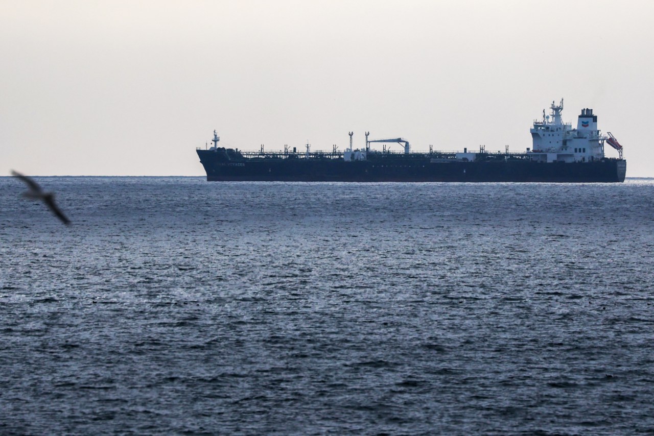 Oil stranded in Strait of Hormuz has few routes out<br>