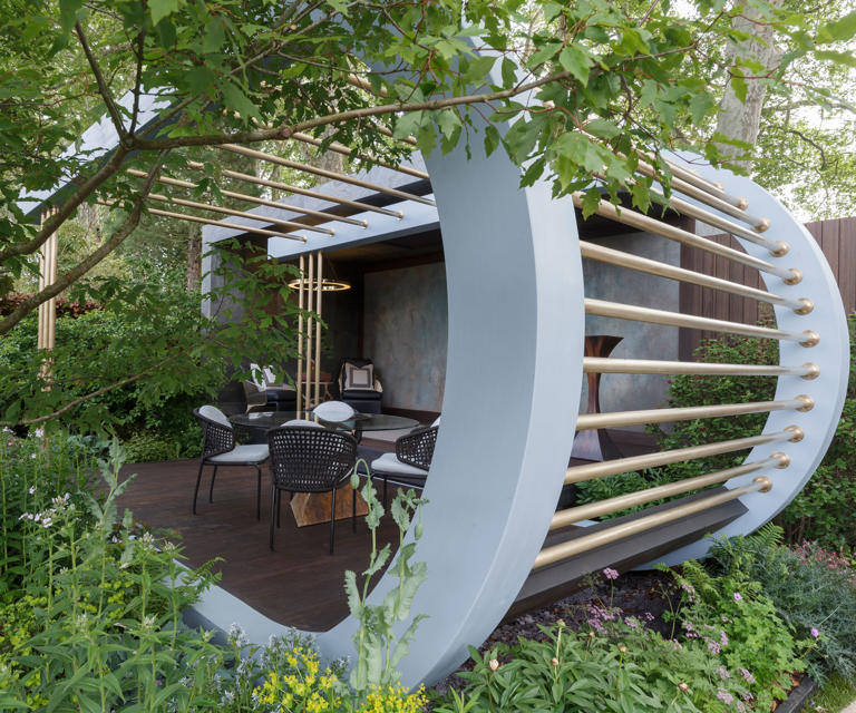 A curved garden creates a natural aesthetic – but these 5 mistakes can ...