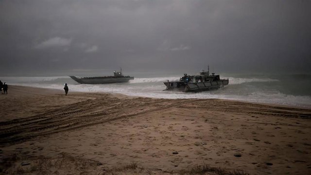 La Armada finaliza las maniobras anfibias desarrolladas en la costa de ...