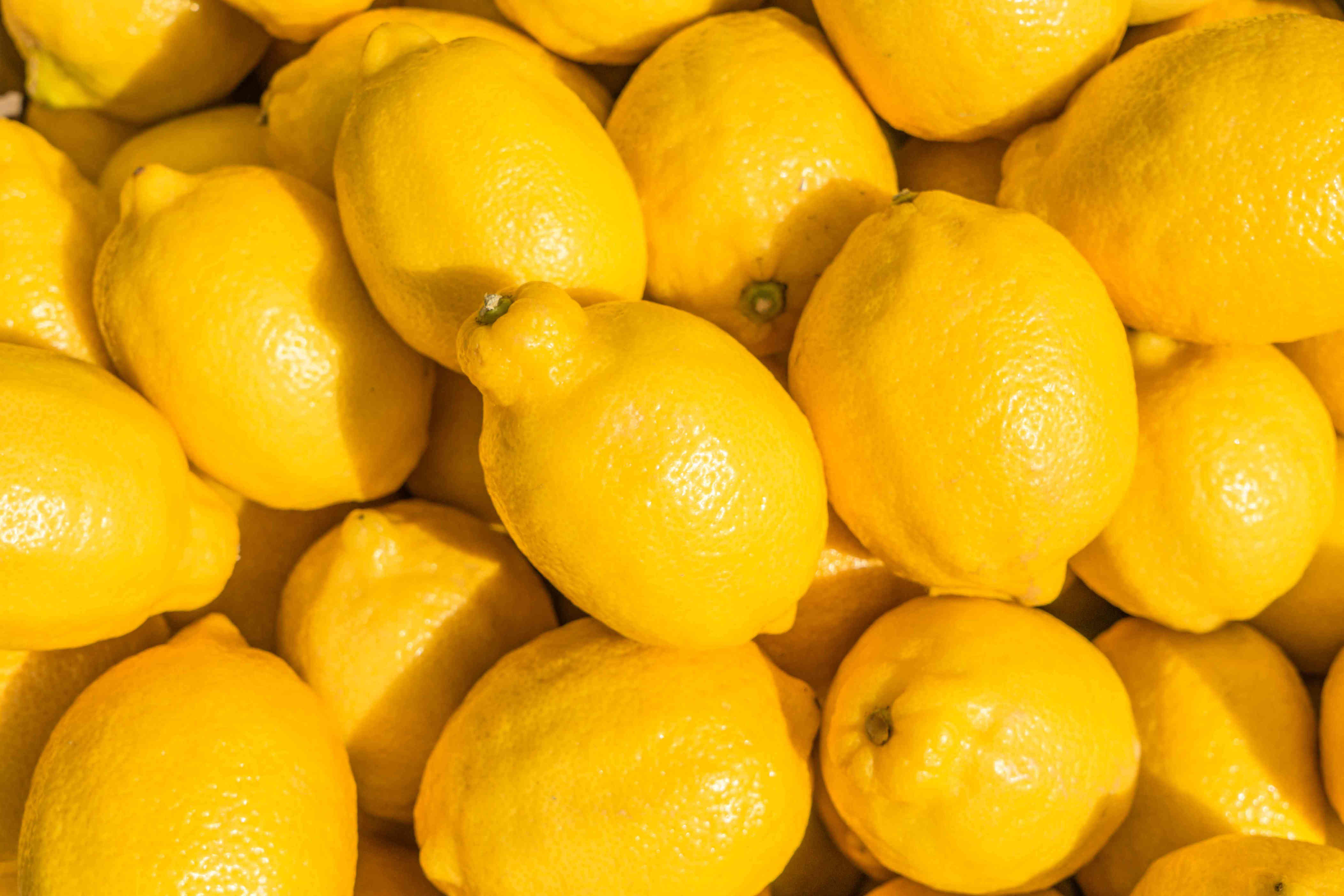 A simple trick for choosing a juicy lemon, according to an expert