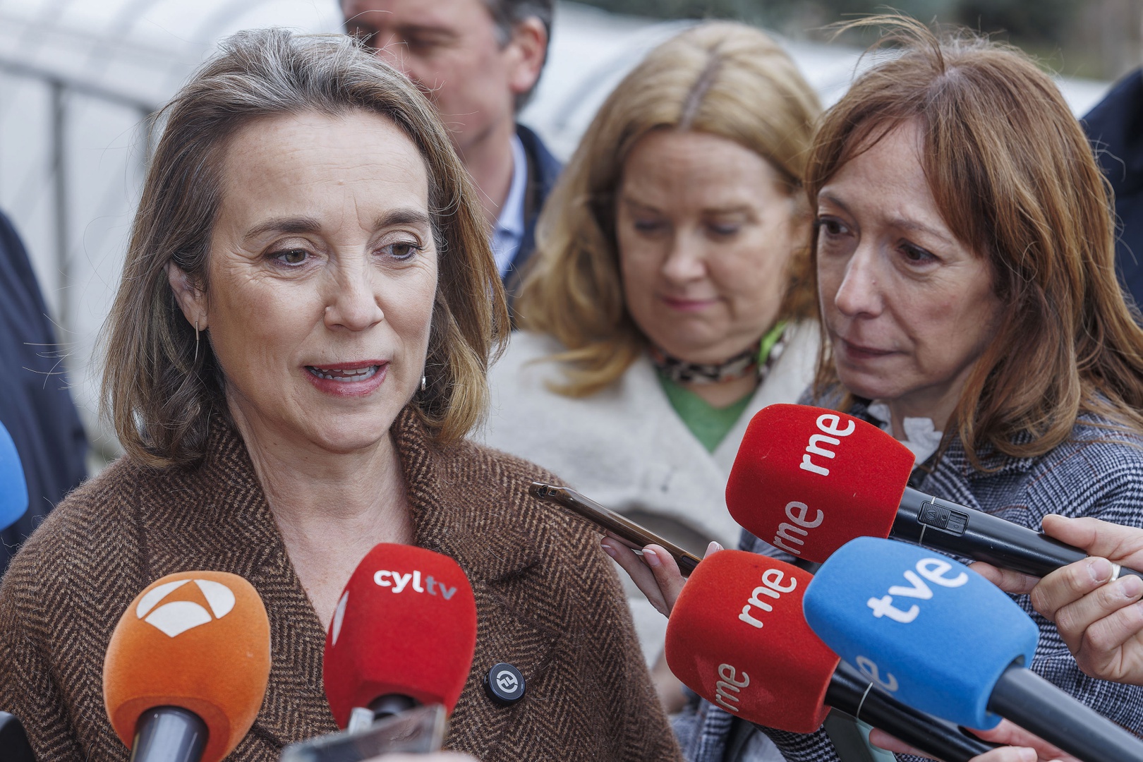 El PP critica que el Gobierno confronte con Trump mientras Robles ...