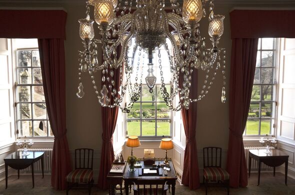 Royal fans to get rare glimpse inside private rooms Queen Elizabeth ...