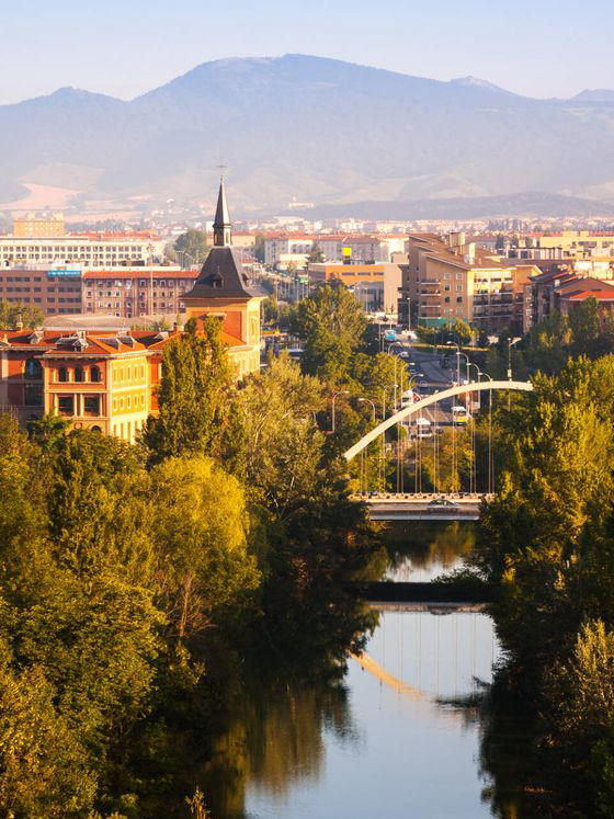 La ciudad del norte que sorprende con murallas romanas, un casco ...