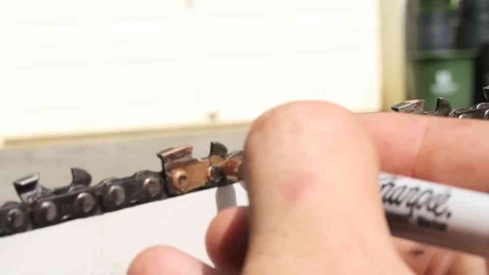 How to sharpen a chainsaw fast without ruining the teeth