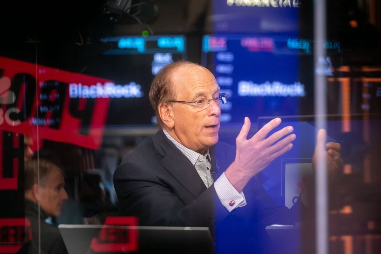 BlackRock sticks to redemption minimum on credit fund, sends shares lower