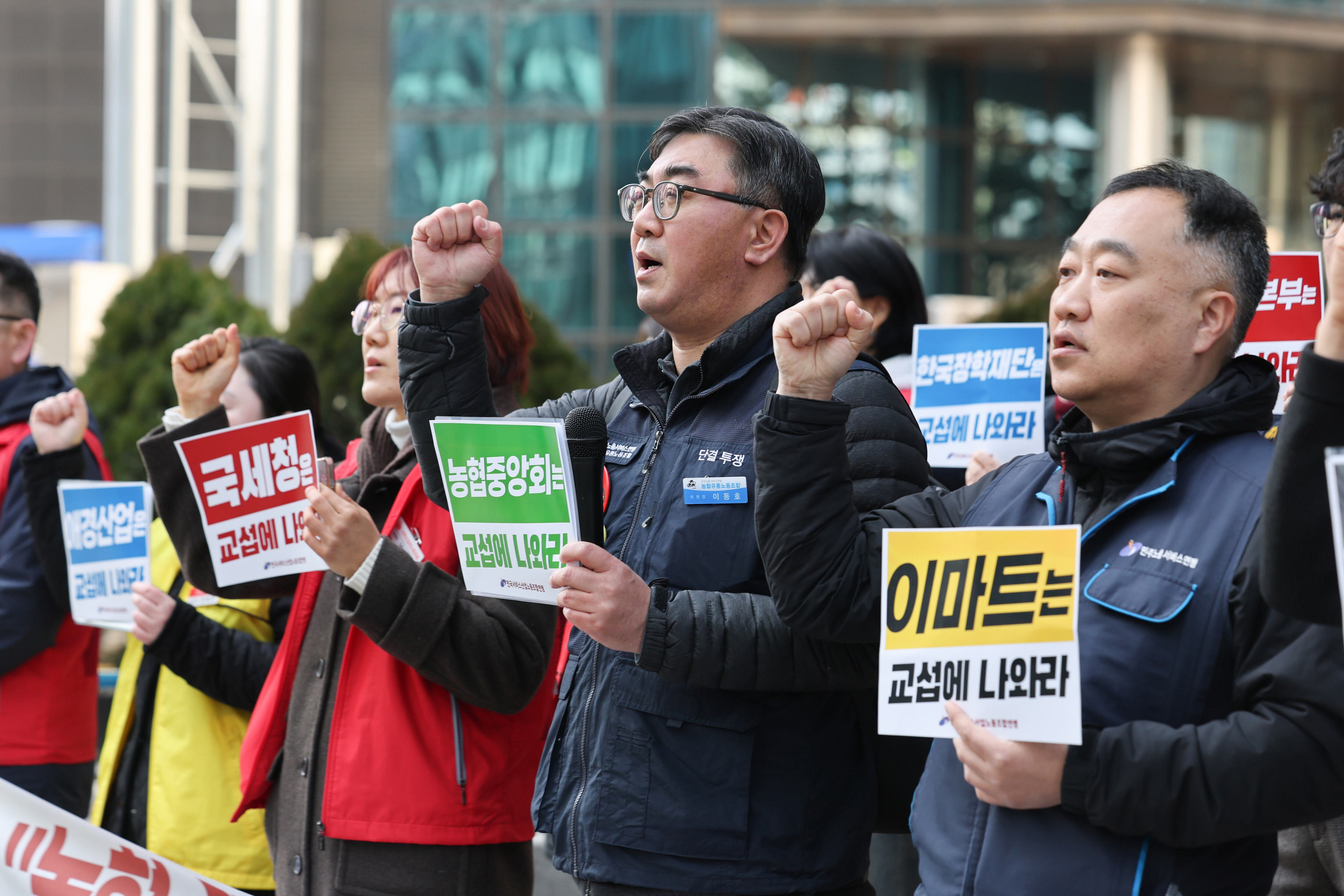 Labor unions emerge as final decision-makers in 52 trillion won M&A