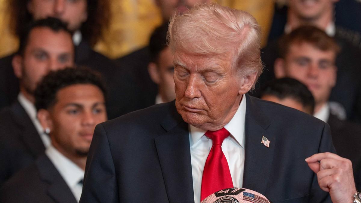Donald Trump slathers makeup on his hand — but doesn't cover up his ...