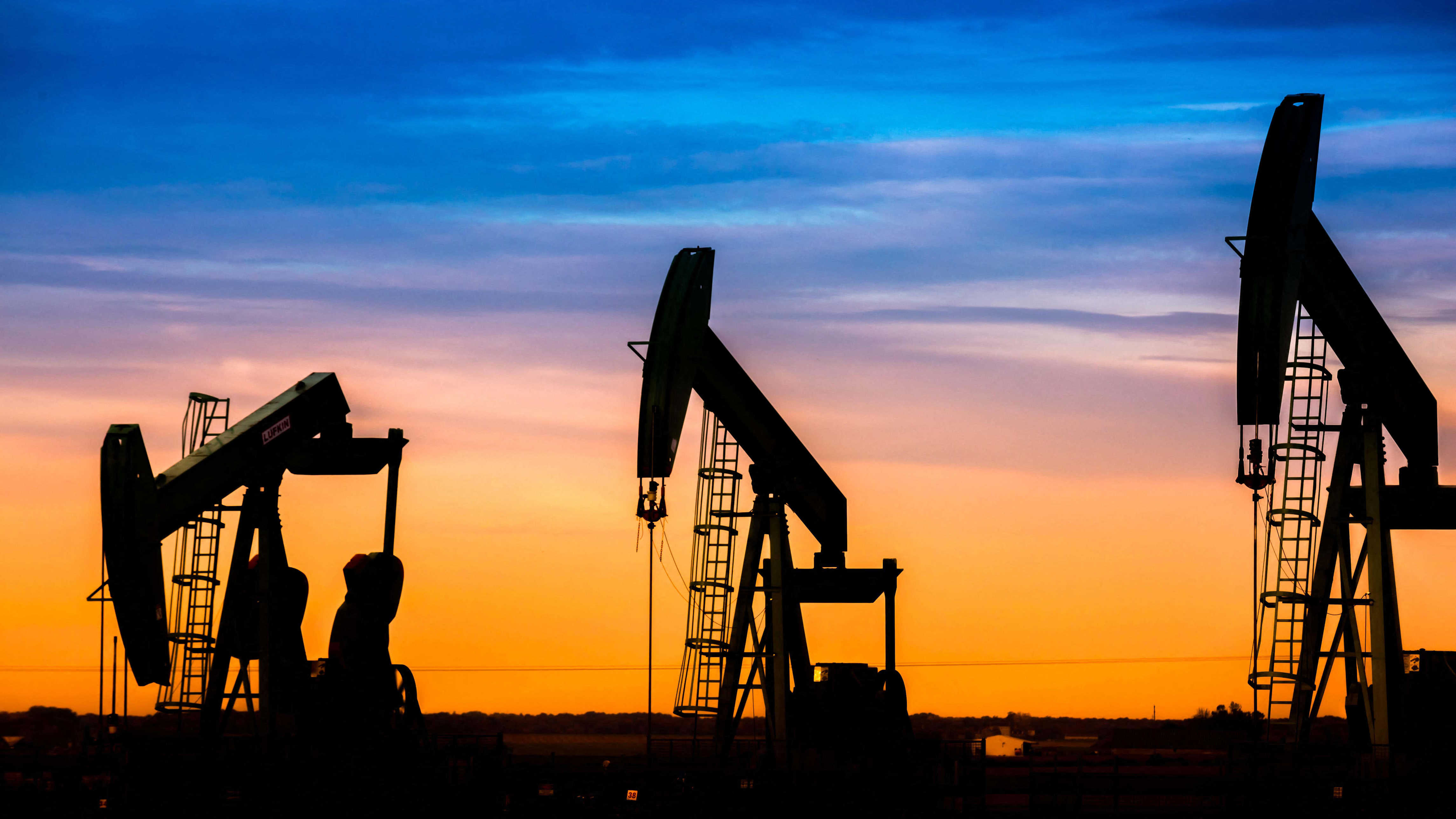 FTSE 100 extends slide as Brent crude tops 90 dollars a barrel