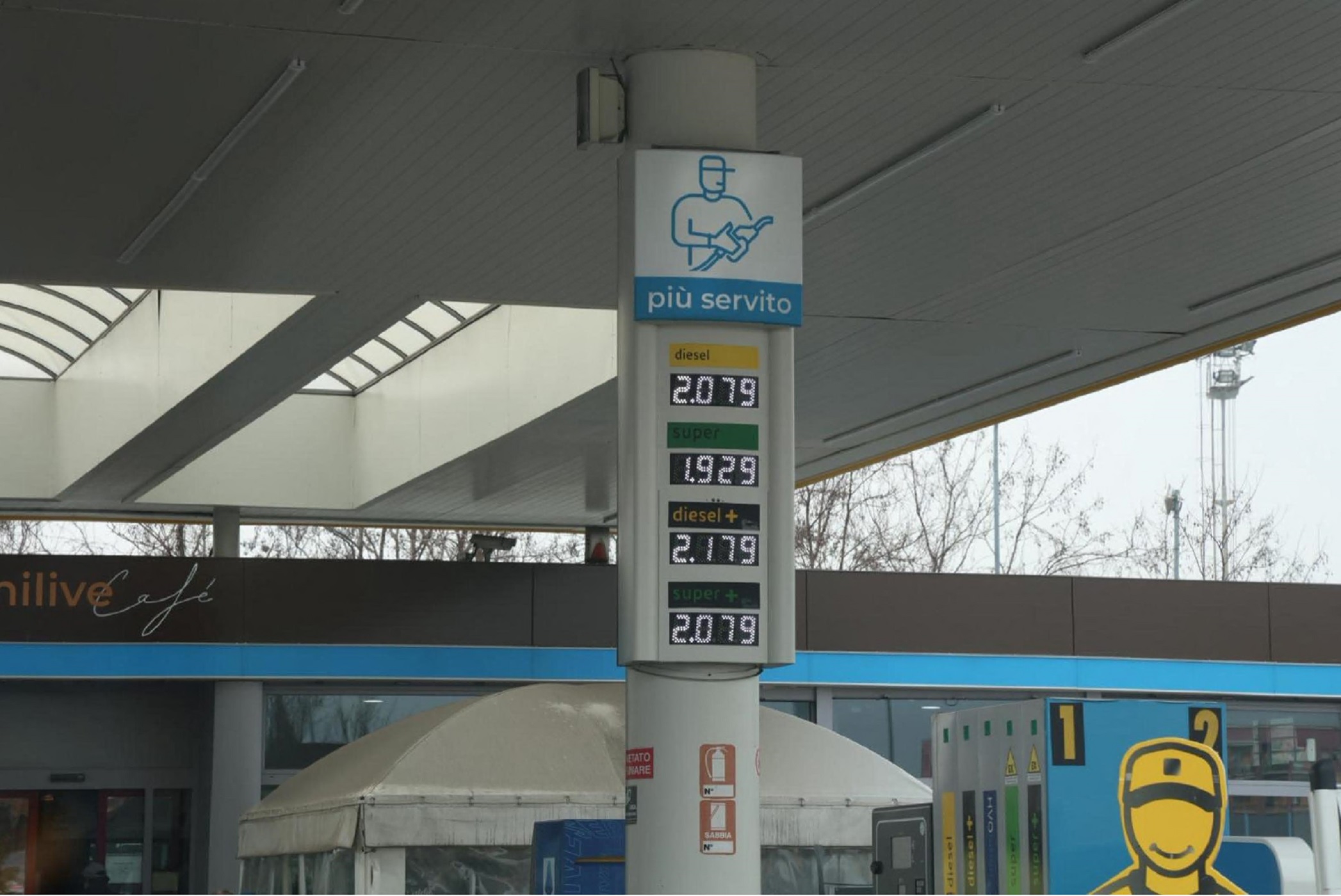 La benzina cresce ancora, accuse di speculazione. Potenziati i ...