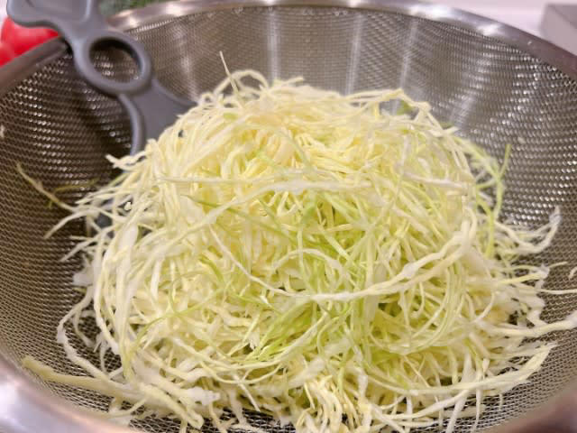 ふわふわ千切りがあっという間!「ののじ NAKED キャベツピーラー」で料理を格上げ
