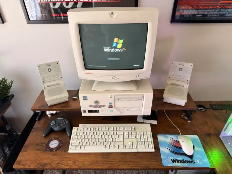 Esse cara montou um cantinho retrô para reviver a era do Windows 95, 98 ...
