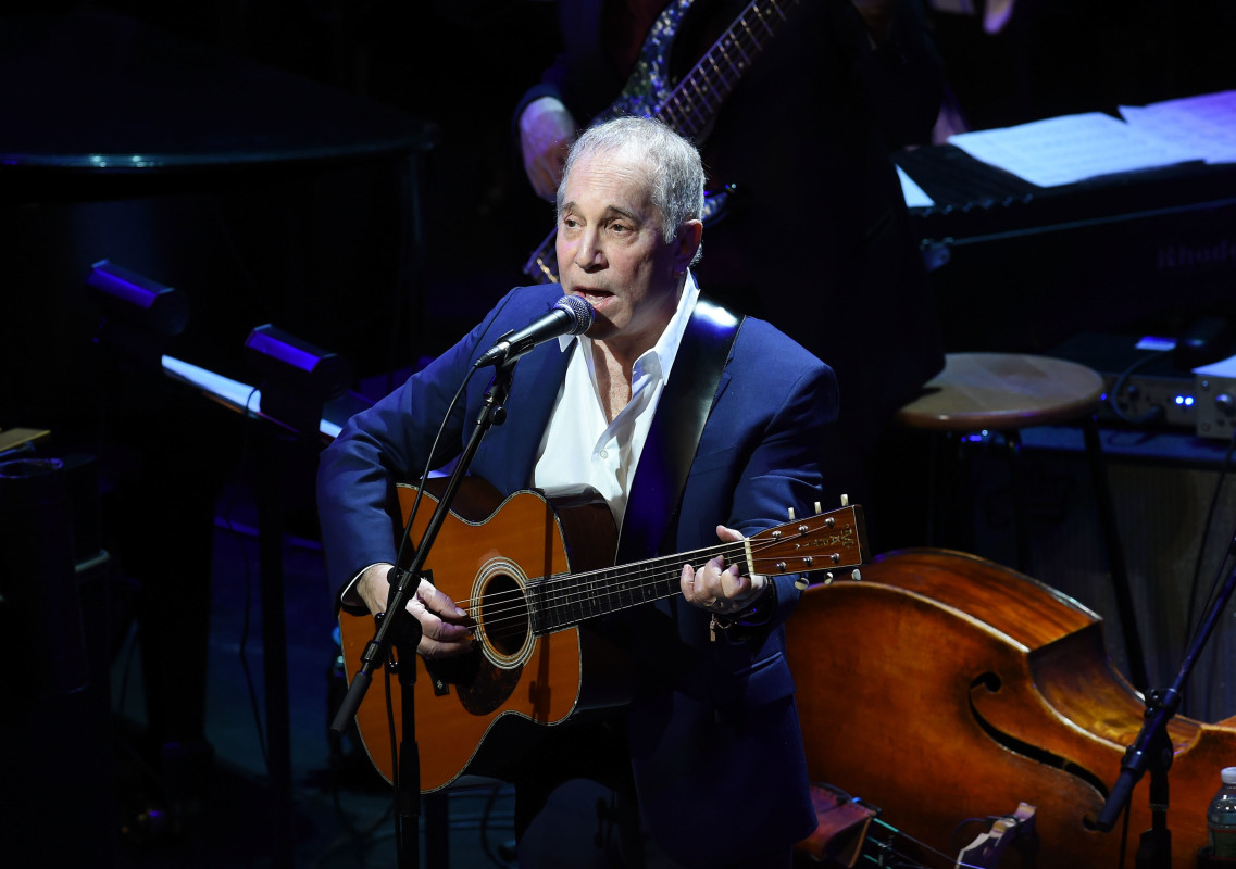 Music icon Paul Simon brings the crowd to tears as they all join in on ...