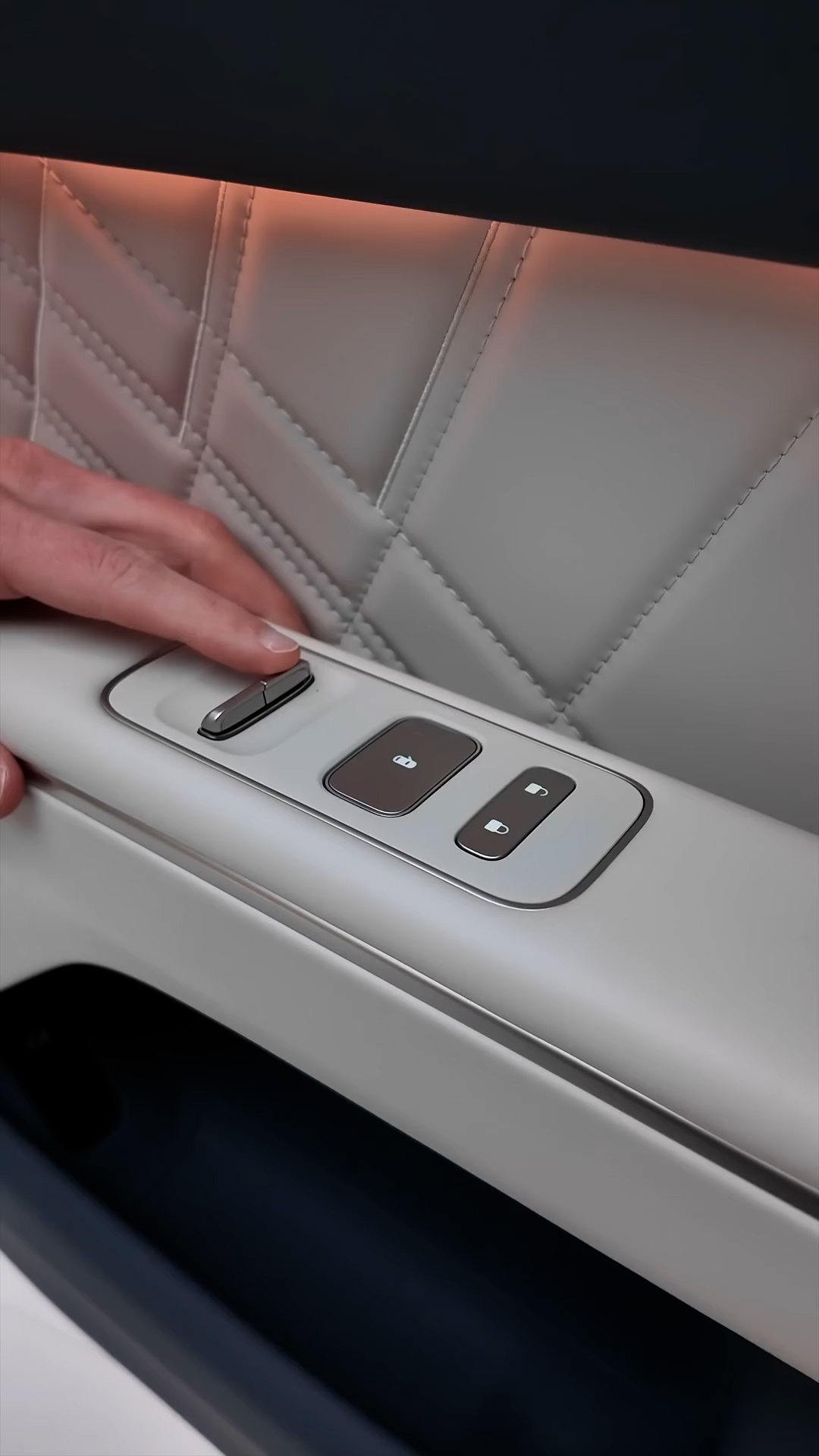 Rear window sunshade feature on the Nio ET9