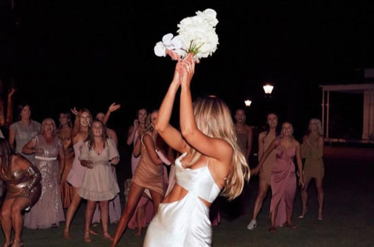 ¿Por qué se avienta el ramo en la boda? El origen detrás de esta tradición