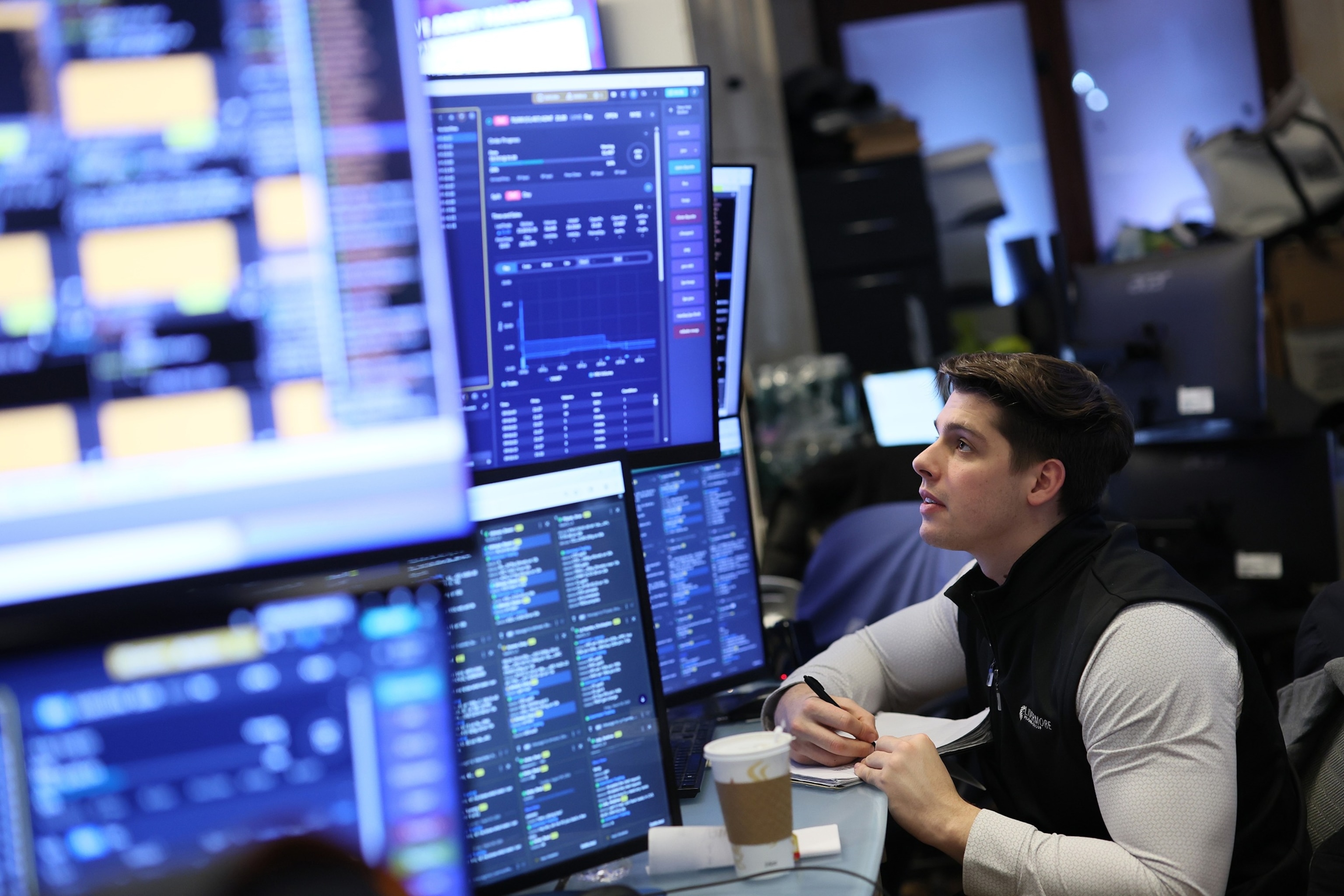 Dow closes down 450 points as Iran war sends oil prices surging