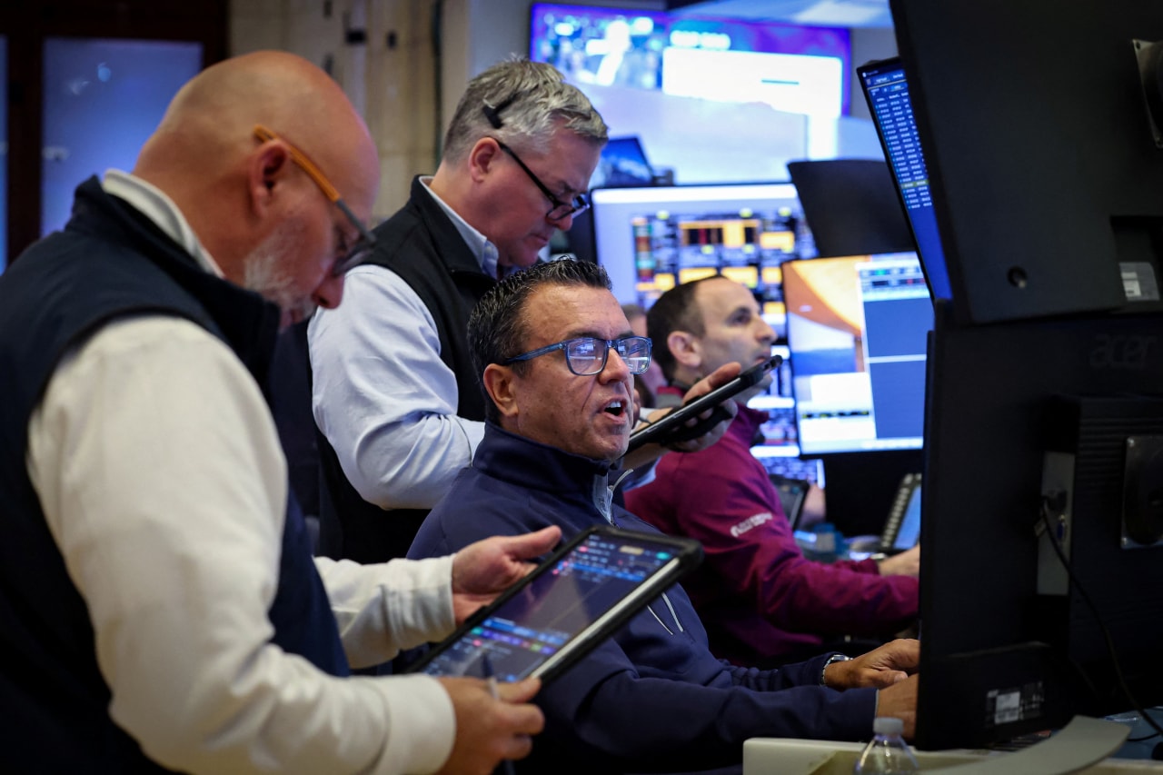 Shrinking labor force, surging oil prices drive stocks to worst week ...