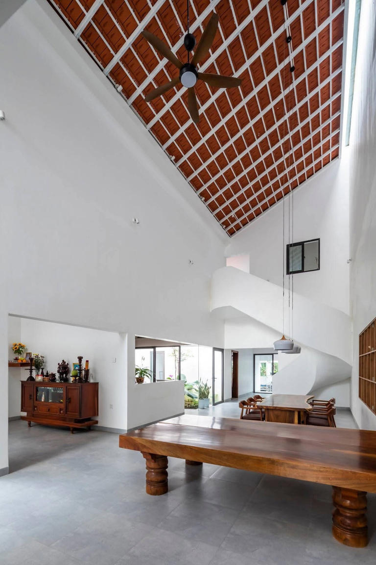 Mái ngói truyền thống trong khối kiến trúc hiện đại