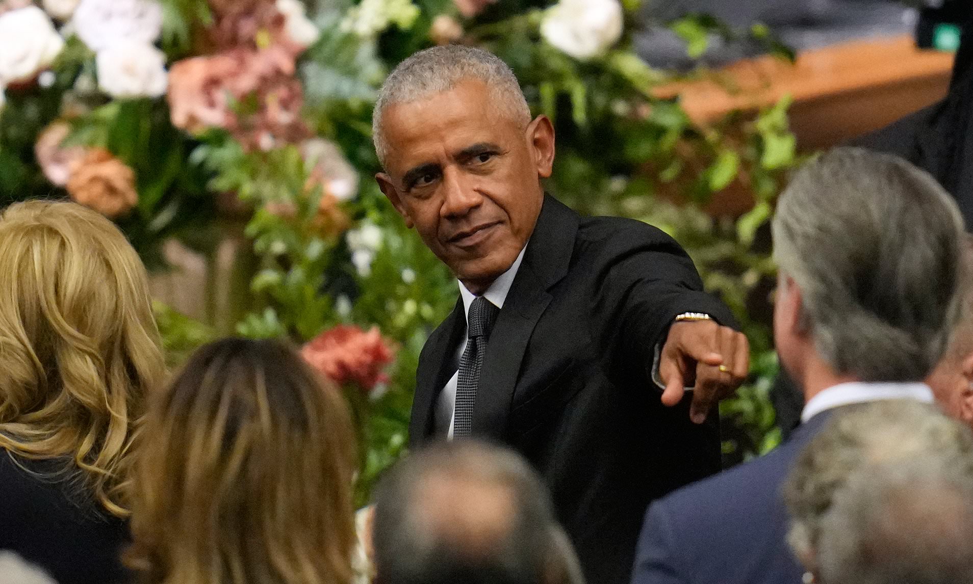 Obama's not-so-subtle gesture to 2028 hopeful sparks buzz at star ...