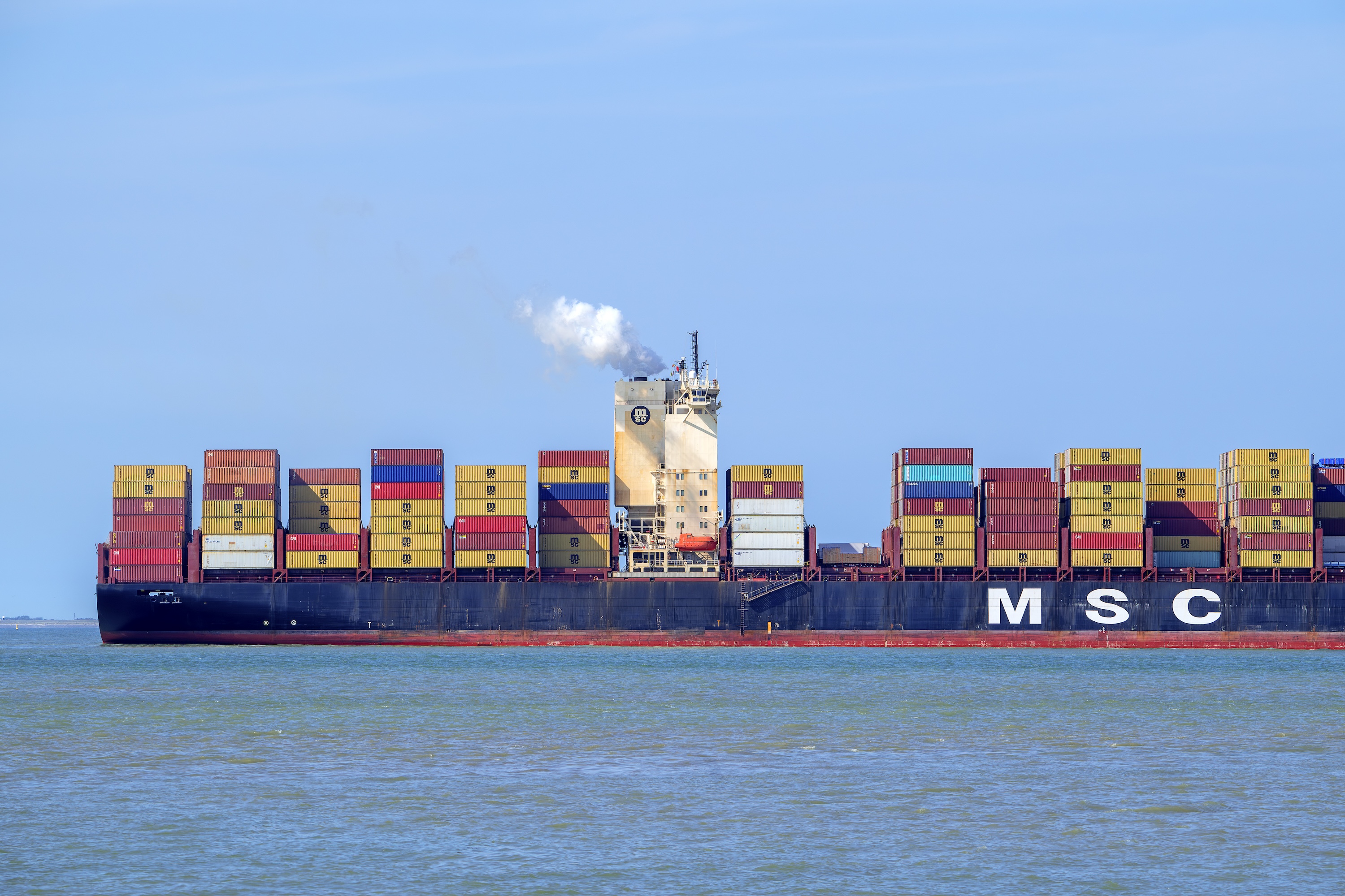 Gulf-bound cargo bookings fall 81% as war leaves shipments' final ...